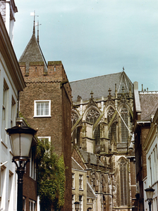 51273 Gezicht in Achter de Dom te Utrecht met een gedeelte van het koor van de Domkerk, uit het zuidoosten; links een ...